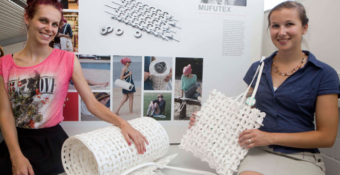 Zwei Personen mit ausgestanzten Formen.