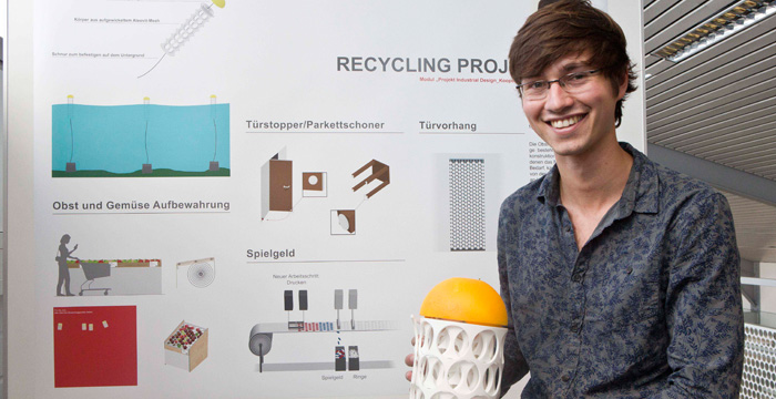 Eine Person steht vor einer schematischen Darstellung von diversen Recycling Projekten.